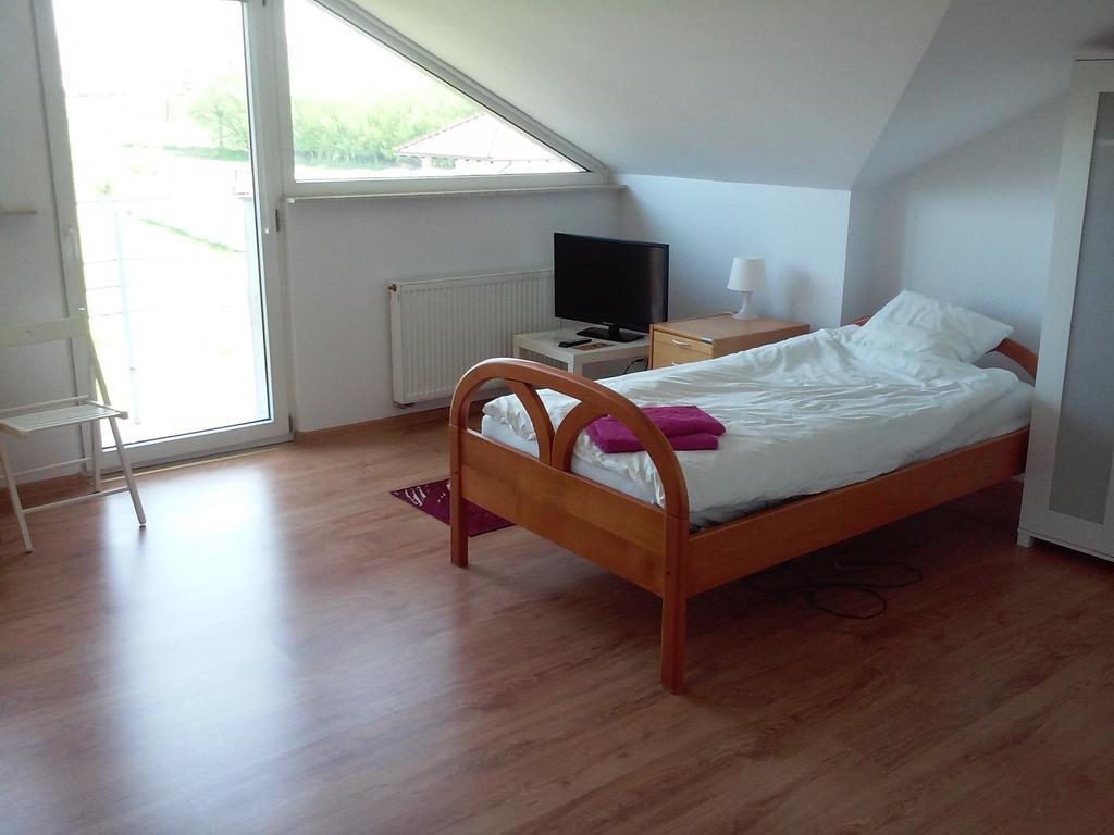 Dworek Poznan Bed & Breakfast ภายนอก รูปภาพ
